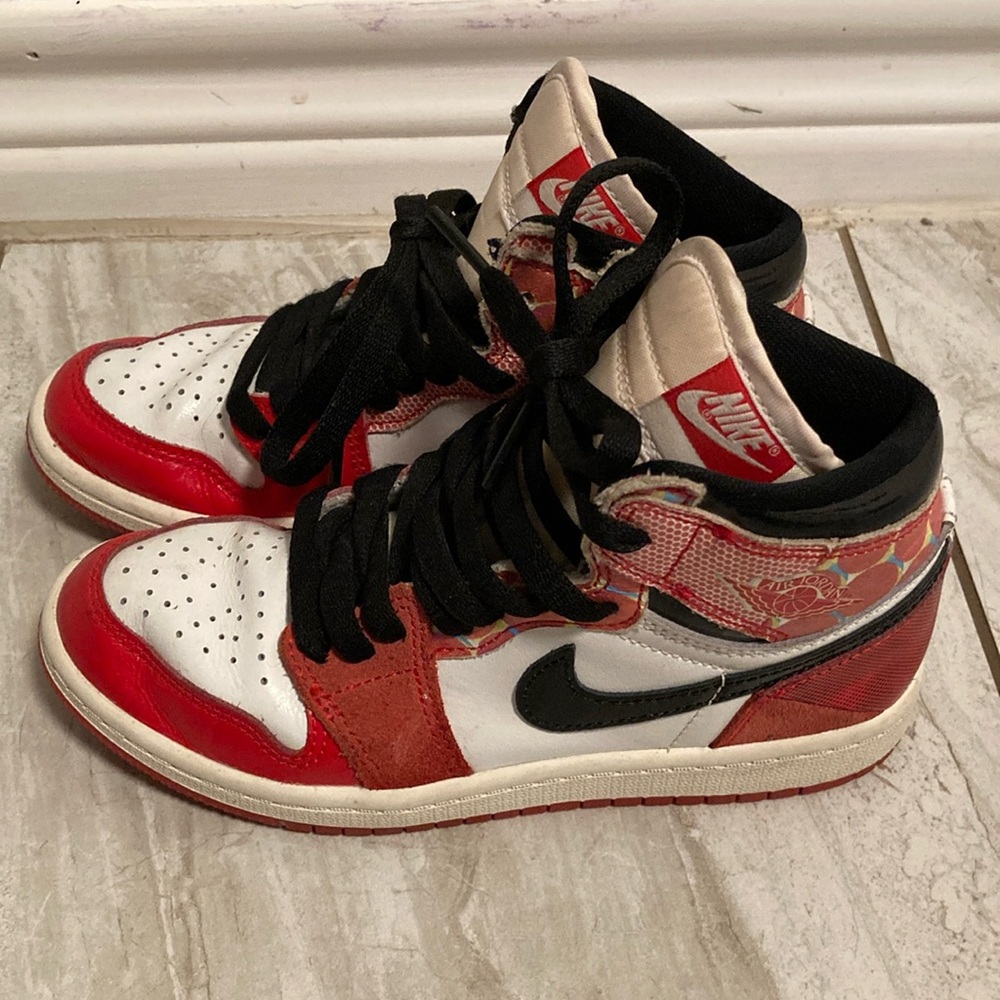 Spider-Man jordan 1s 
Size 1y